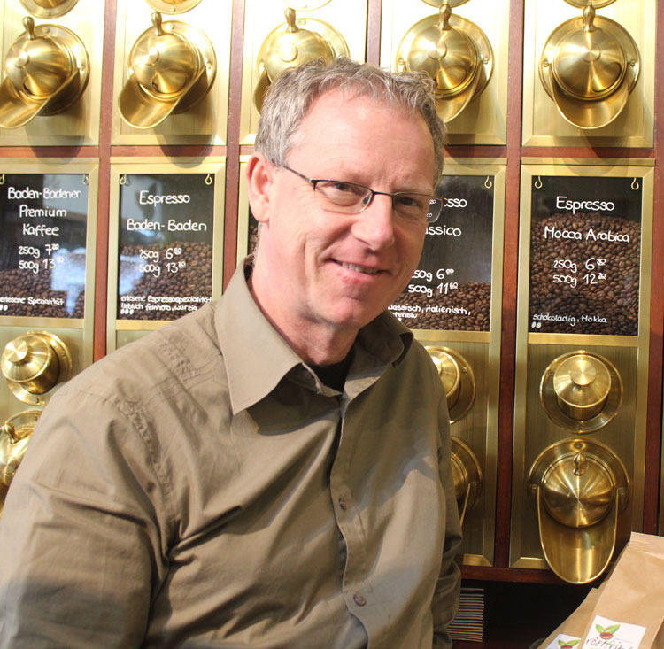 Rainer Wannenmacher in der Kaffeerösterei röstfrisch in Baden-Baden